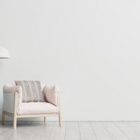 Светлое кресло в интерьере дома