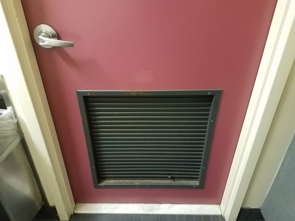 Дверь с вентиляционной решеткой